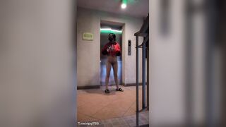 Dâm nữ đêm không ngủ ra sảnh trung cư khiêu dâm