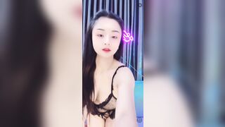 Gái dâm vú to lồn múp thủ dâm bằng toy khoe hàng dâm đãng
