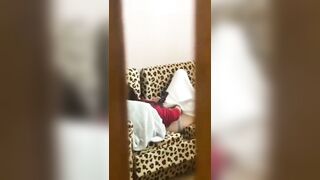 em hàng xóm dâm đãng thủ dâm nhưng quên không đóng cửa