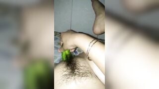 bé học sinh miền tây trốn bố mẹ vào nhà tắm thủ dâm bằng dưa chuột