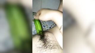 bé học sinh miền tây trốn bố mẹ vào nhà tắm thủ dâm bằng dưa chuột
