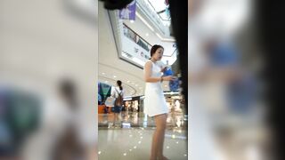 quay lén dưới váy mấy em xinh trong trung tâm thương mại - phần 3