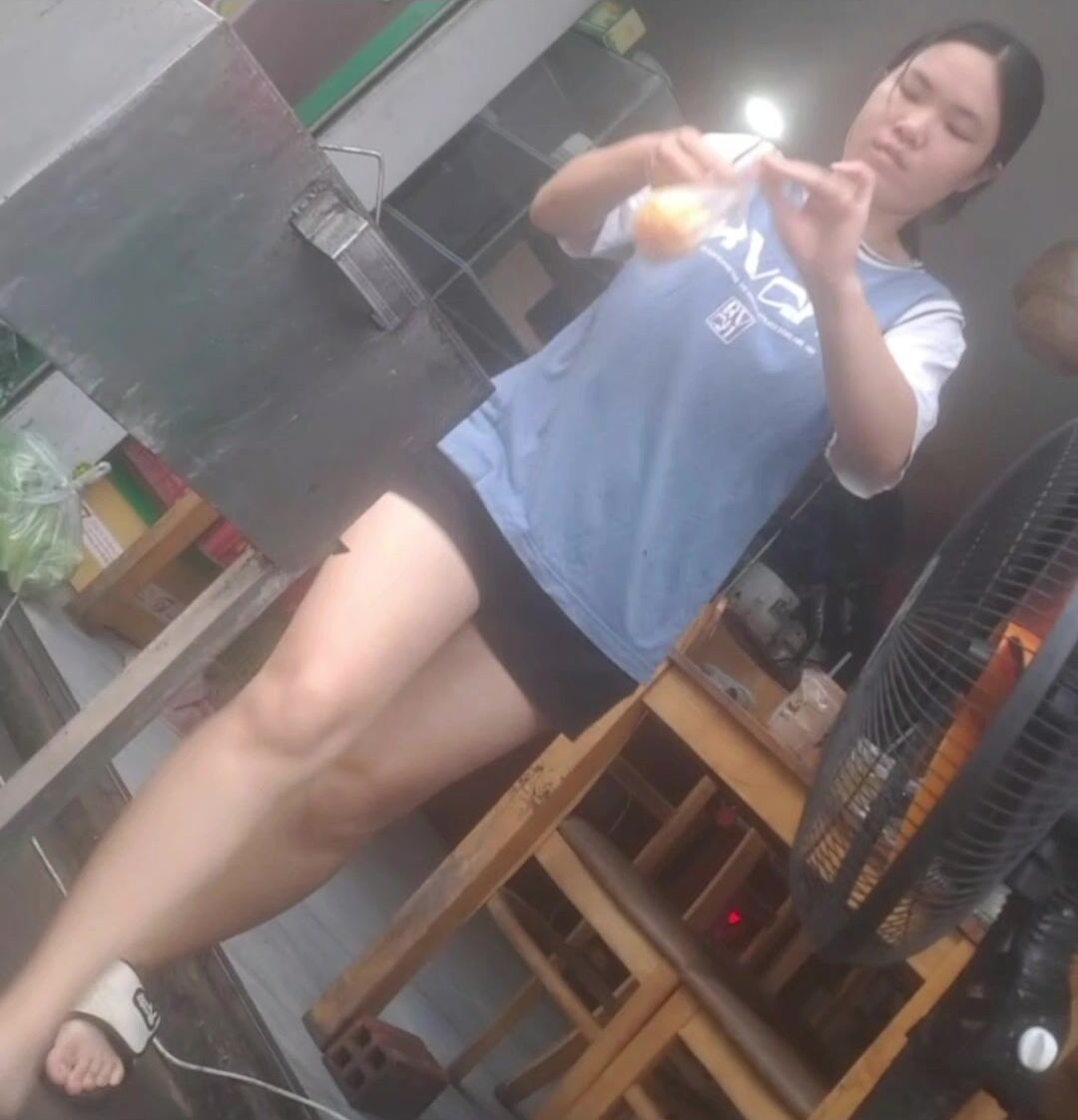[ 69 ] | Quay lén cặp đùi trắng nõn của em gái phụ quán cơm | #1