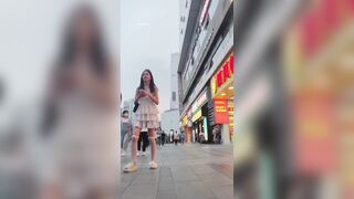 quay lén dưới váy mấy em xinh trong trung tâm thương mại - phần 4