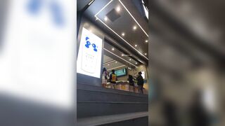 quay lén dưới váy mấy em xinh trong trung tâm thương mại - phần 4
