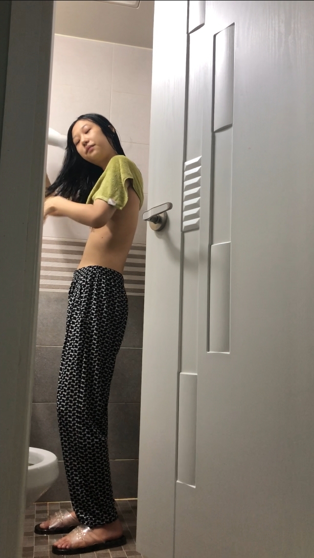 Em trai quay lén chị gái tắm rồi đăng lên mạng