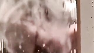Bắn nước ướt hết cái gương