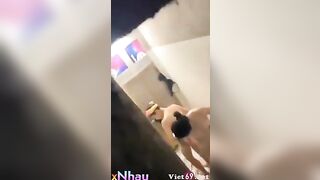 Em sinh viên tắm