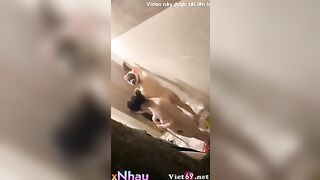Em sinh viên tắm