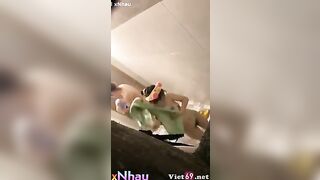 Em sinh viên tắm