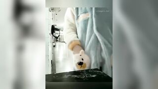 ( trung quốc ) Nữ sinh đại học phô bày thân thể và tự sướng trong khuôn viên trường