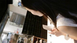 quay lén dưới váy trong trung tâm thương mại