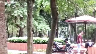 Bảo em ra công viên cho người lạ đụ rồi quay lén lại hả