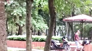 Bảo em ra công viên cho người lạ đụ rồi quay lén lại hả