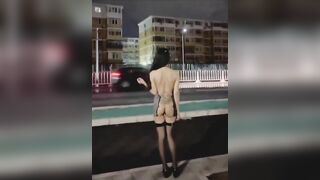 Nghe lời anh ra đường không mặc quần áo nè