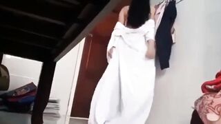 trốn dưới gầm giường quay lén bà chị họ thay quần áo
