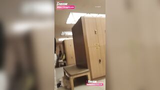 1 người phụ nữ biến thái quay lén trong phòng thay đồ nữ,toàn các e xinh ngon hàng tơ