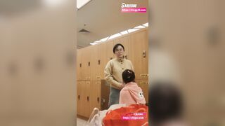 1 người phụ nữ biến thái quay lén trong phòng thay đồ nữ,toàn các e xinh ngon hàng tơ