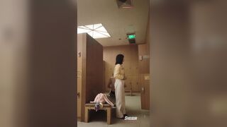 1 người phụ nữ biến thái quay lén trong phòng thay đồ nữ,toàn các e xinh ngon hàng tơ