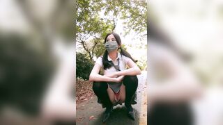Em học sinh nứng lồn nhún nhảy khoe lồn public trên đường