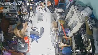 Đang làm việc trong tiệm em hàng xóm nứng lồn sang nhờ anh địt cho phát