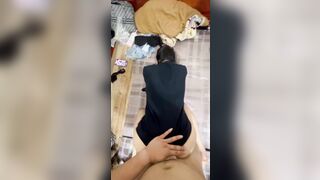 bé sinh viên ngại ngùng cứ lấy tay che mặt