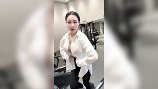 Gái xinh đi tập gym khoe vú to dâm đãng