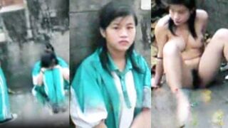 Đng đi học về thì bị chặng đường rồi ép buộc lột quần áo ra thủ dâm cho tụi bạn xem