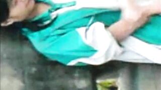Đng đi học về thì bị chặng đường rồi ép buộc lột quần áo ra thủ dâm cho tụi bạn xem