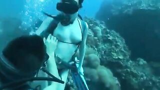 Đi lặn biện cùng gạ anh khách địt nhau bú cu mút cặc đít dưới nước sướng cu
