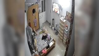 Hack cam quay lén gia đình kì lạ cứ khỏa thân khắp nhà kể cả có con nít p2
