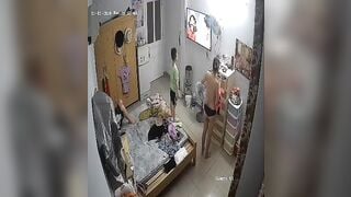 Hack cam quay lén gia đình kì lạ cứ khỏa thân khắp nhà kể cả có con nít p2