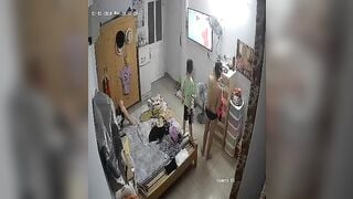 Hack cam quay lén gia đình kì lạ cứ khỏa thân khắp nhà kể cả có con nít p2