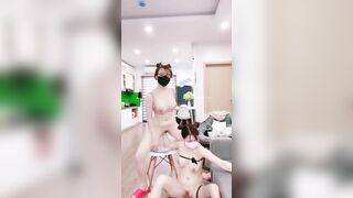 Con chị gái nứng lồn nhờ em gái thủ dâm giúp ai ngờ em gái nhéc cả bàn tay vào lồn
