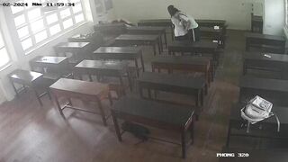 2 cặp học sinh vô tư tập tành địt nhau trong cả lớp học