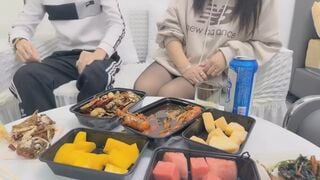 Dẫn em ghệ về nhà nhậu rồi dụ dỗ chuốc say đè em nó ra chịch tung lồn