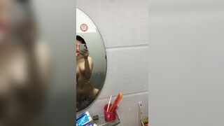 nguyễn thị minh trang dáng xinh thả dáng trong nhà tắm