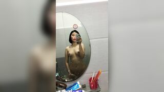nguyễn thị minh trang dáng xinh thả dáng trong nhà tắm