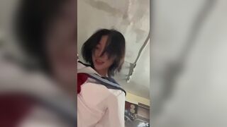 Em học sinh xinh đẹp và thầy giáo may nắm