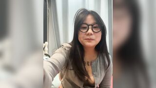 Em rau sinh viên đeo kính chubby lồn múp khoe hàng trên live dâm đãng