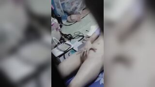 Quay lén em sinh viên kế trọ vừa xem sex vừa xoa lồn thủ dâm