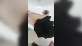 Lén trộm quần lót chị gái vào nhà tắm thủ dâm 1