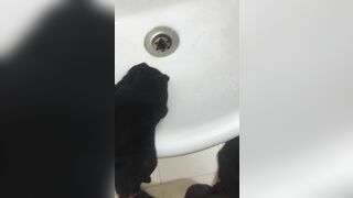 Lén trộm quần lót chị gái vào nhà tắm thủ dâm 2