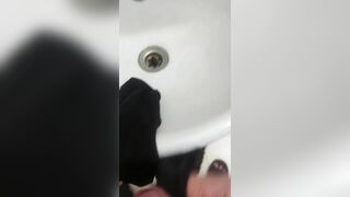 Lén trộm quần lót chị gái vào nhà tắm thủ dâm 2