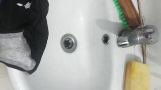 Trộm quần lót chị gái vào nhà tắm thủ dâm 4