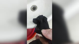 Trộm quần lót chị gái vào nhà tắm thủ dâm 5