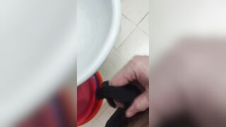 Trộm quần lót chị gái vào nhà tắm thủ dâm 5