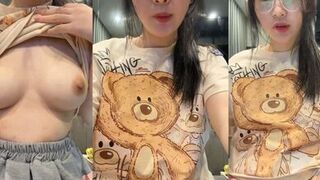 Mã Vĩ đeo kính phát trực tiếp hở ngực