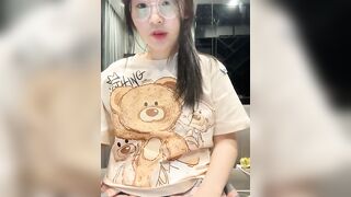 Mã Vĩ đeo kính phát trực tiếp hở ngực