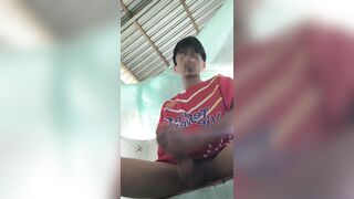 Ngồi trên giường cu thì cương :)))